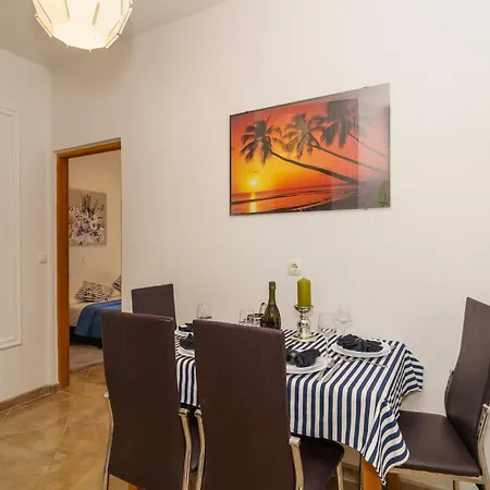 Dora Apartman *